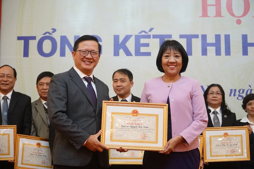 luat-su-nguyen-bao-tram-nhan-bang-khen-cua-bo-truong-tu-phap-6177.jpeg