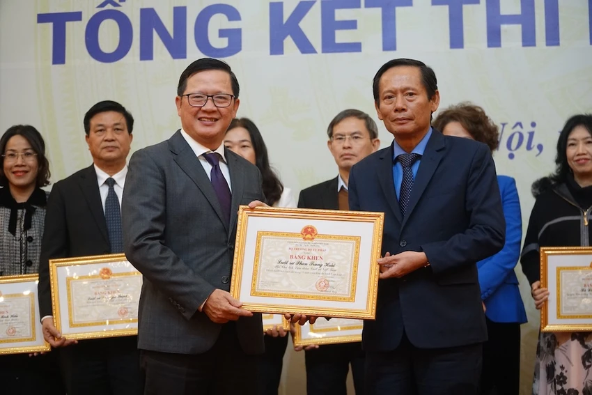 luat-su-phan-trung-hoai-nhan-bang-khen-cua-bo-truong-tu-phap-3858.jpeg