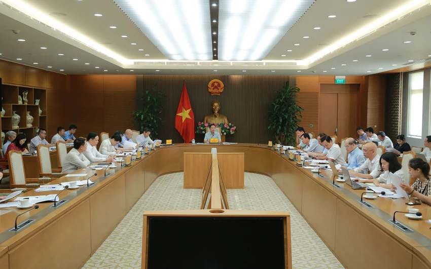 Phó Thủ tướng Trần Hồng Hà chủ trì cuộc họp với các bộ, ngành về triển khai chính sách phát triển phương tiện giao thông xanh và chính sách phát triển trạm sạc xe điện