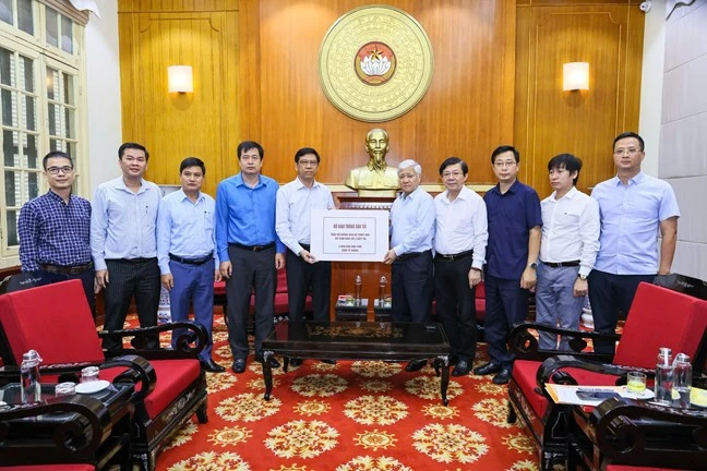 tiep-nhan-ung-ho-tu-bo-GTVT.jpg
