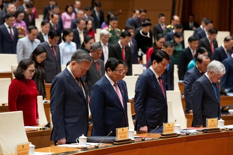 Quoc-hoi-mac-niem-dong-bao-chien-sy-tu-nan-do-thien-tai.jpg
