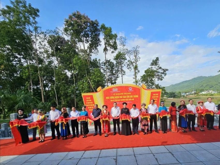 Chu-tich-Quoc-hoi-cat-bang-khanh-thanh-cong-trinh-nha-tuong-niem-Chu-tich-Ton-Duc-Thang.jpg