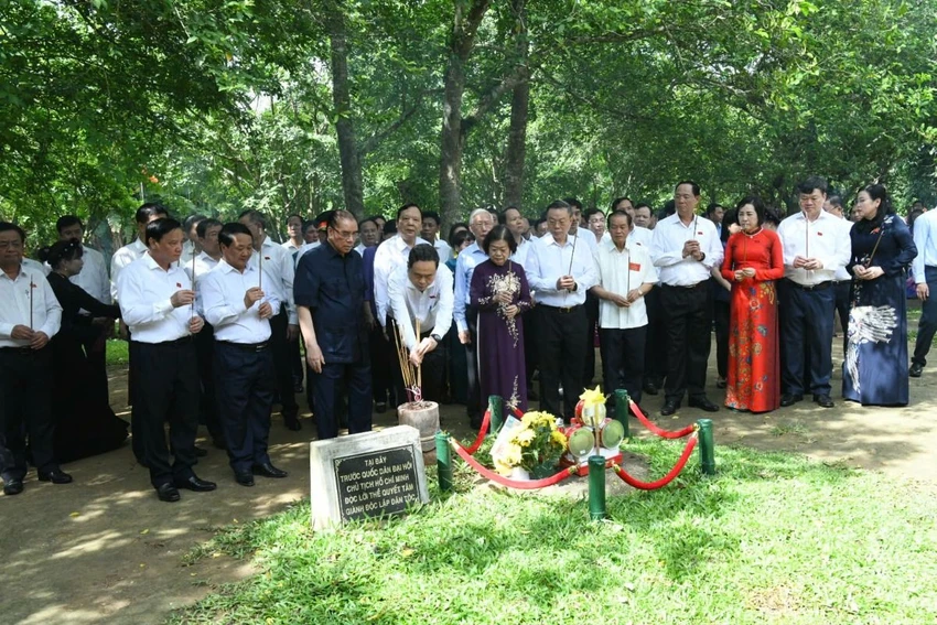 Chu-tich-Quoc-hoi-dang-huong-tai-dinh-Tan-Trao.jpg