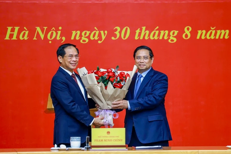 Thu-tuong-Pham-Minh-Chinh-tang-hoa-ong-Bui-Thanh-Son.jpg