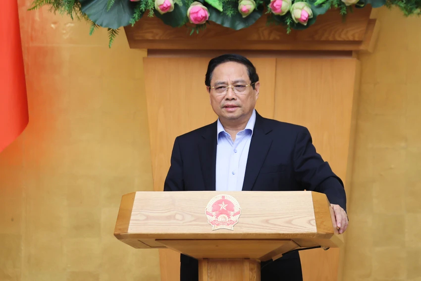 Thủ tướng Phạm Minh Chính lưu ý cán bộ, công chức, viên chức tuyệt đối không được yêu cầu công dân nộp, xuất trình các loại giấy tờ đã có thông tin tích hợp trên ứng dụng VNeID.