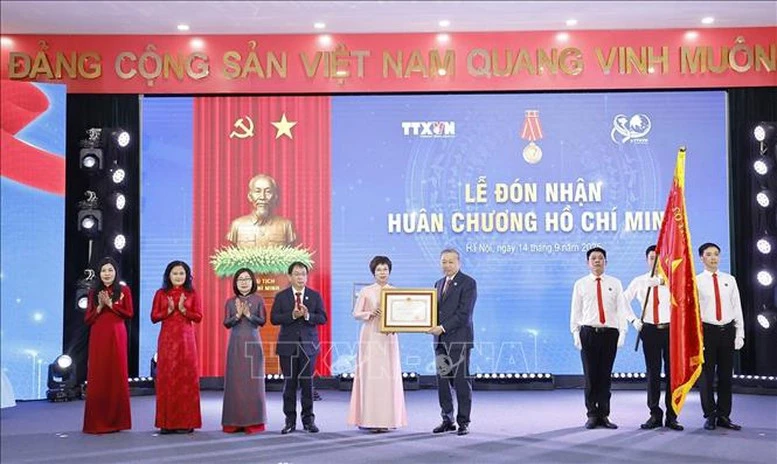 Tong-Bi-thu-trao-Huan-chuong-HCM-cho-TTXVN.jpg