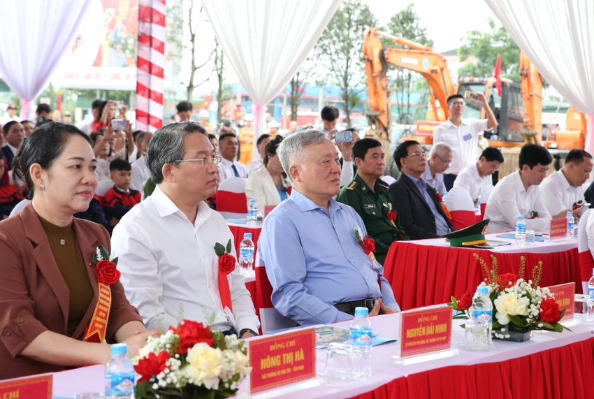 Pho-thu-tuong-thuong-truc-Nguyen-Hoa-Binh-tai-diem-cau-Ha-Tinh.jpg