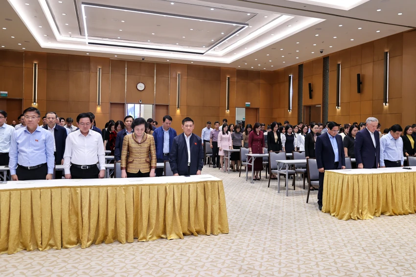 Thu-tuong-Pham-Minh-Chinh-cung-lanh-dao-chinh-phu-va-tap-the-VPCP-mac-niem-dong-bao-bi-thiet-mang-boi-thien-tai.jpg