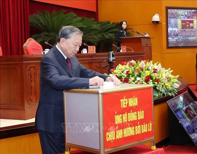 Tong-Bi-thu-To-Lam-quyen-gop-ung-ho-dong-bao-bi-bao-lu.jpg