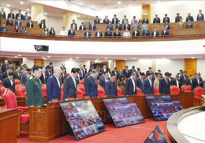 Tong-Bi-tu-To-Lam-va-cac-lanh-dao-dang-nha-nuoc-tuong-niem-dong-bao-thiet-mang-do-bao-lu.jpg
