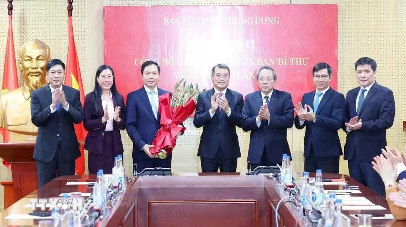 Lanh-dao-ban-to-chuc-trung-uong-chuc-mung-tan-pho-truong-ban.jpg