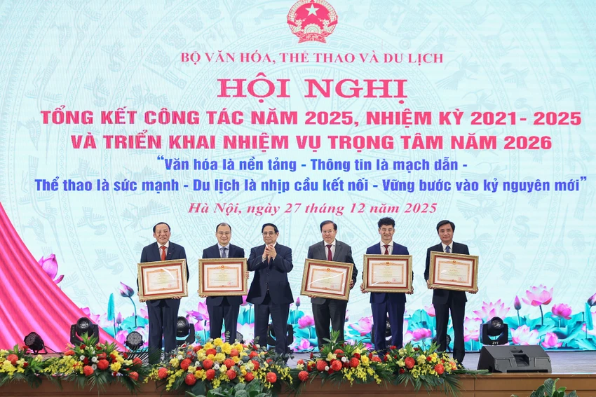 Thu-tuong-trao-bang-khen-cho-lanh-dao-Bo-VHTTDL.jpg