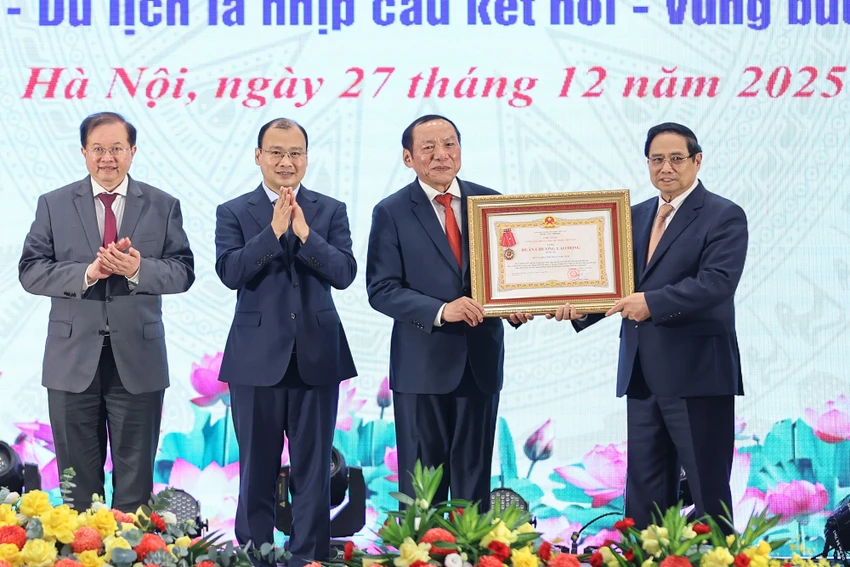 Thu-tuong-trao-Huan-chuong-lao-dong-hang-3-cho-bo-VHTTDL.jpg