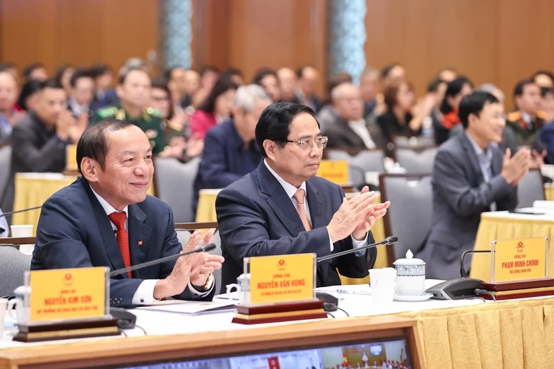 Thu-tuong-va-Bo-truong-VHTTDL-Nguyen-Van-Hung.jpg