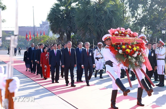 Tong-Bi-thu-To-Lam-dat-vong-hoa-tai-dai-tuong-niem-cac-chien-si-vo-danh.jpg