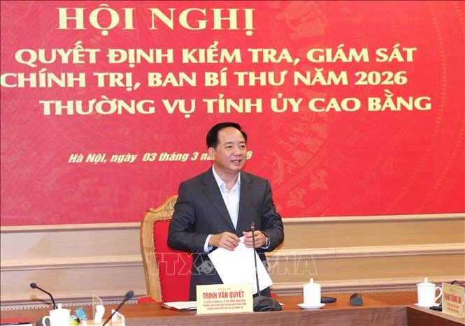 Doan-kiem-tra-cua-Bo-chinh-tri-ban-bi-thu-lam-viec-voi-tinh-uy-Cao-Bang.jpg