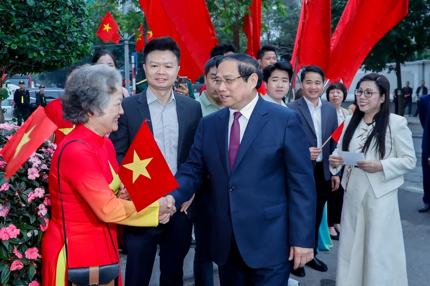 Thu-tuong-va-Phu-nhan-cung-cac-cu-tri-to-bau-cu-21.jpg