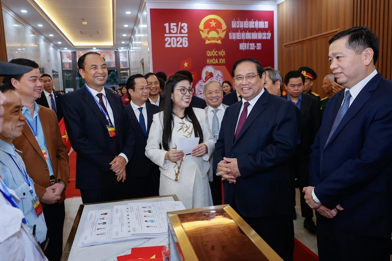 Thu-tuong-va-phu-nhan-tro-chuyen-voi-cac-cu-tri.jpg