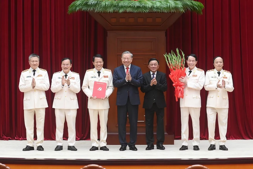 Tong-Bi-thu-Chu-tich-nuoc-trao-quyet-dinh-cua-Bo-Chinh-tri-ve-nhan-su-Dang-uy-Cong-an-Trung-uong.jpg