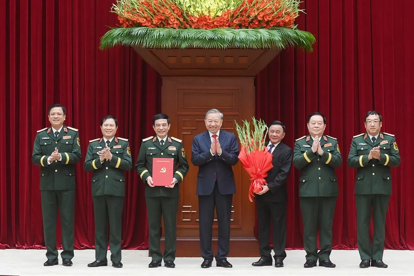 Tong-Bi-thu-Chu-tich-nuoc-trao-quyet-dinh-cua-Bo-Chinh-tri-ve-nhan-su-Quan-uy-trung-uong.jpg