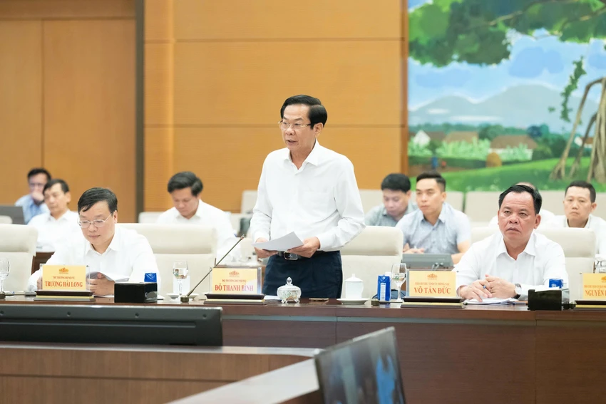 Bo-truong-Bo-Noi-vu-trinh-bay-to-trinh-cua-CP.jpg