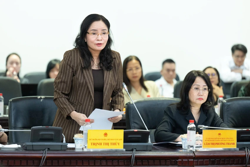 Thu-truong-Bo-VHTTDL-trinh-bay-to-trinh-du-thao-Nghi-quyet.jpg