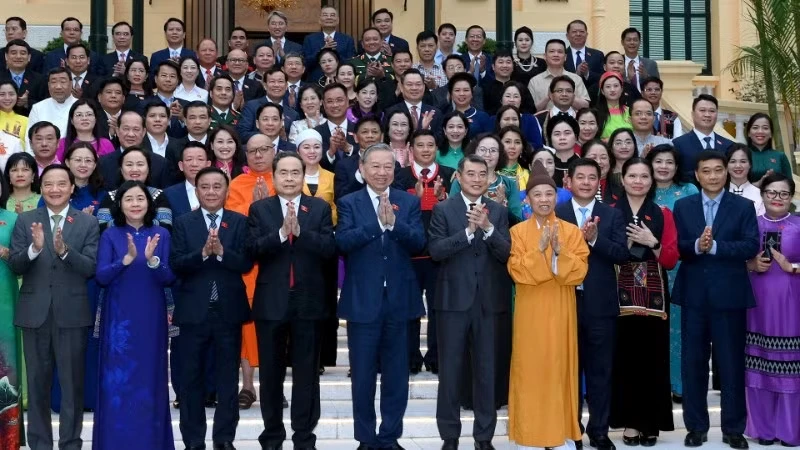 Tong-bi-thu-Chu-tich-nuoc-To-Lam-cung-lanh-dao-Dang-nha-nuoc-gap-mat-cac-DBQH-la-nguoi-dan-toc-thieu-so.jpg