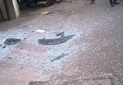 Vỡ kiếng cao ốc, một phụ nữ bị thương ảnh 1 Vỡ kiếng cao ốc, một phụ nữ bị thương ảnh 1