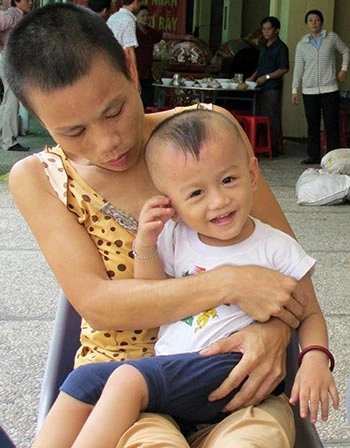 Lãng phí cơm, cháo từ thiện ảnh 2
