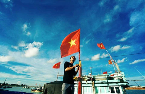 Cờ Tổ quốc mãi tung bay giữa Hoàng Sa ảnh 1 Cờ Tổ quốc mãi tung bay giữa Hoàng Sa ảnh 1