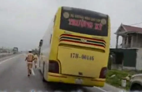 Chủ xe, tài xế ăn vạ khi bị CSGT ‘vịn’ ảnh 2 Chủ xe, tài xế ăn vạ khi bị CSGT ‘vịn’ ảnh 2