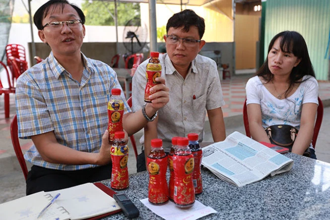 Ông Nguyễn Tiến Sâm (bìa trái) làm việc tại quán Hữu Nghị về việc sáuchai Dr Thanh kém chất lượng - Ảnh: Tiến Thành Ông Nguyễn Tiến Sâm (bìa trái) làm việc tại quán Hữu Nghị về việc sáuchai Dr Thanh kém chất lượng - Ảnh: Tiến Thành
