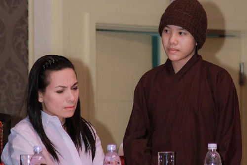 Phi Nhung tỏ ra buồn bã khi nghe Quang Lê phát biểu. Cô kéo Huyền Trân ngồi kế mình và đề nghị cô bé nói ra những suy nghĩ trong lòng. IMG-0851-6278-1429810972.jpg
