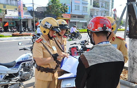Đà Nẵng lắp camera trên mũ của CSGT ảnh 1 Đà Nẵng lắp camera trên mũ của CSGT ảnh 1
