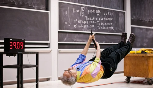 Giáo sư Walter Lewin của Đại học Massachusetts Institute of Technology (Mỹ)tự treo mình trên dây cáp để chứng minh tần số con lắc không phụ thuộc vào khối lượng vật treo. lewin1-1602-1430734054.jpg