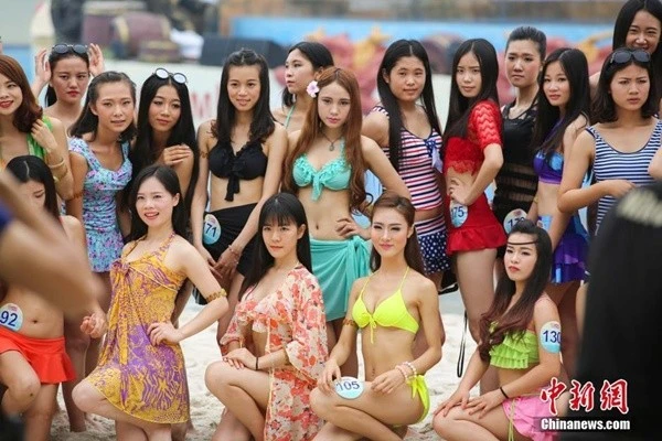Các cuộc thi Hoa hậu luôn đưa ra tiêu chí tôn vinh những nhan sắc hơn người. Nhưng quan điểm này đang dần bị mai một tại Trung Quốc. Rất nhiều cuộc thi sắc đẹp bị tuýt còi vì ngoại hình hạng trung, thậm chí xấu xí của các thí sinh. Các cuộc thi Hoa hậu luôn đưa ra tiêu chí tôn vinh những nhan sắc hơn người. Nhưng quan điểm này đang dần bị mai một tại Trung Quốc. Rất nhiều cuộc thi sắc đẹp tổ chức hiện nay bị tuýt còi cảnh cáo vì ngoại hình hạng trung, thậm chí xấu xí của các thí sinh.