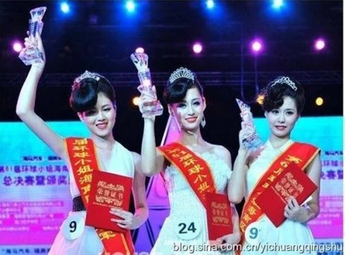 Trước đó, ba người đẹp được tôn vinh trong cuộc thi Hoa hậu Hoàn cầu Hải Nam cũng từng gây xôn xao vì ngoại hình. Hoa hậu bị chê mặt lệch, trong khi hai á hậu có phần đứng tuổi. Trước đó, ba người đẹp được tôn vinh trong cuộc thi Hoa hậu Hoàn cầu Hải Nam cũng từng gây xôn xao vì ngoại hình.