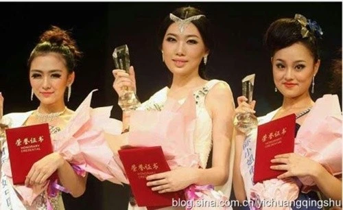 Cuộc thi Hoa hậu Trùng Khánh bị điều tiếng khi cả ba người đẹp đăng quang đều bị chê về nhan sắc. Kết quả cuộc thi khiến ban tổ chức bị nghi vấn nhận hối lộ của thí sinh. Cuộc thi Hoa hậu Trùng Khánh bị điều tiếng khi cả ba người đẹp đăng quang đều bị chê về nhan sắc. Kết quả cuộc thi khiến ban tổ chức bị nghi vấn nhân hối lộ của thí sinh.
