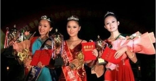 Hoa hậu Du lịch Quốc tế Trung Quốc từng khiến dư luận bất bình vì toàn thí sinh có nhan sắc "sửu nữ" (xấu xí). Hoa hậu Du lịch Quốc tế Trung Quốc từng khiến dư luận bất bình vì toàn thí sinh có nhan sắc
