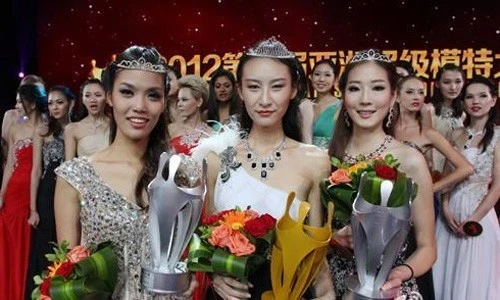 Ba người đẹp đăng quang trong Siêu mẫu châu Á 2012 với nhan sắc "rụng rời". Nhiều ý kiến cho rằng các cuộc thi hoa hậu đang ngày một mất giá. Với sự nở rộng của các cuộc thi, tính chất nghiêm túc và sự chọn lọc khắt khe đã giảm dần. Thay vì việc hút sự quan tâm bằng các thí sinh xinh đẹp, có chất lượng thực sự, nhiều ban tổ chức đang thương mại hóa các cuộc thi bằng nhiều hình thức. Ba người đẹp đăng quang trong Siêu mẫu châu Á 2012 với nhan sắc