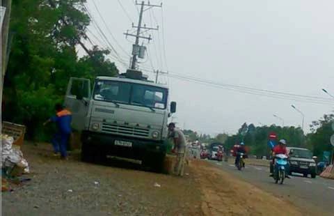 Hút trộm xăng dầu giữa quốc lộ ảnh 4 Hút trộm xăng dầu giữa quốc lộ ảnh 4