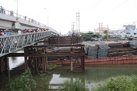 Nhà thầu ‘bồi thường’ vụ cô gái rơi cầu tạm ảnh 1