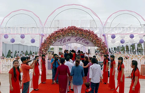 Đối thoại với đại gia làm đám cưới ‘khủng’ ảnh 3