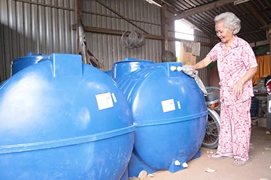 Cụ già cho nước miễn phí giữa vùng hạn mặn ảnh 2 Cụ già cho nước miễn phí giữa vùng hạn mặn ảnh 2