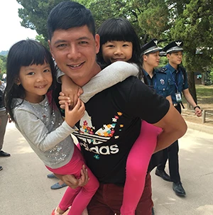 Ngày gia đình Việt Nam: Đàn ông ở phố chăm con ảnh 2 Ngày gia đình Việt Nam: Đàn ông ở phố chăm con ảnh 2