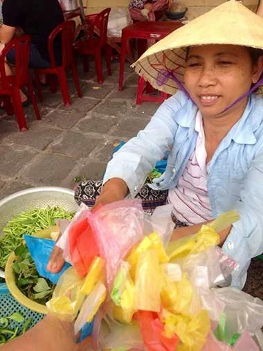 Những người trẻ nhặt rác không công ảnh 3 Những người trẻ nhặt rác không công ảnh 3