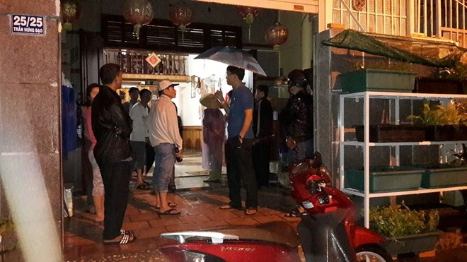 Nhiều nhà dân sống chung quanh trụ sở Công an tỉnh Đắk Lắk bị chấn động, nhiều vật dụng rơi, vỡ. Ảnh: Minh Quý (Zing) No lon tai Cong an tinh Dak Lak, 4 thuong vong hinh anh 4