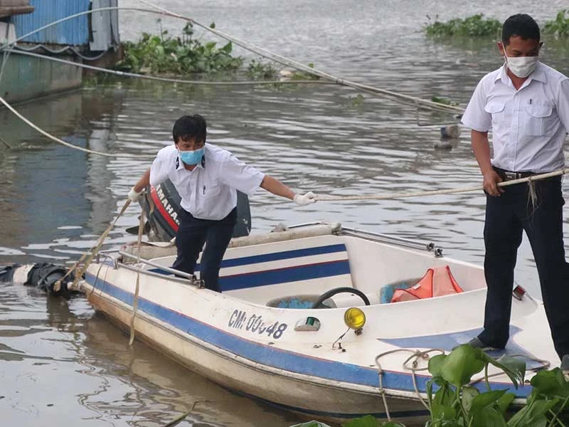 Nhân viên cảng vụ chuyên cứu người nhảy sông Sài Gòn ảnh 2 Nhân viên cảng vụ chuyên cứu người nhảy sông Sài Gòn ảnh 2