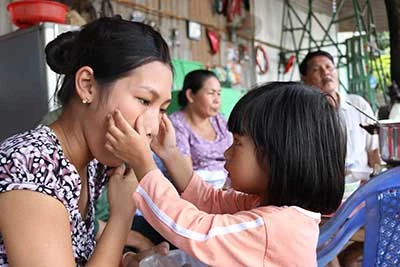Cái Tết đầu tiên của 2 đứa trẻ bị trao nhầm ảnh 2 Cái Tết đầu tiên của 2 đứa trẻ bị trao nhầm ảnh 2