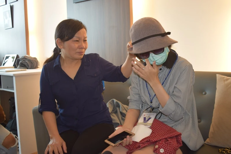 Thu Hương và mẹ. Ảnh: NGUYỄN TRÀ
